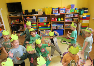 Dzieci w trakcie zabawy muzyczno - ruchowej "Żabki".