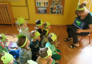 Dzieci w trakcie słuchania opowidania "Zielona żabka".