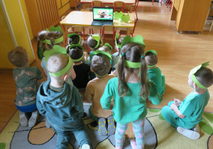 Dzieci w trakcie oglądnia filmu edukacyjnego "Życie żab".