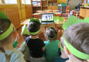 Dzieci w trakcie oglądnia filmu edukacyjnego "Życie żab".