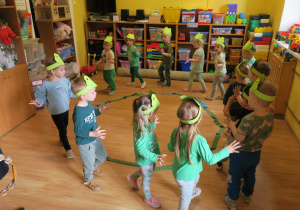 Dzieci w trakcie zabawy ruchowej z reakcją na sygnał dźwiękowy "Zaczarowany staw".