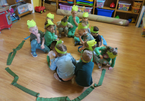 Dzieci w trakcie zabawy ruchowej "Uwaga bocian".