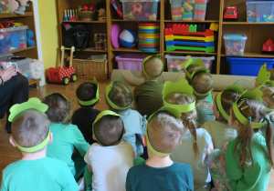 Dzieci oglądają bajkę o "Zielonej żabce".