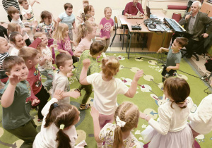 Dzieci podczas zabawy naśladowczej.