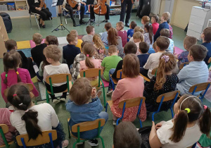 Dzieci podczas audycji muzycznej.