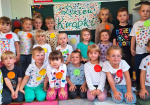 Zdjęcie grupowe "Jeżyków" podczas obchodzonego "Dnia Kropki"