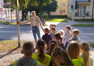 Pani Sylwia przypomina dzieciom na jakim świetle przechodzimy