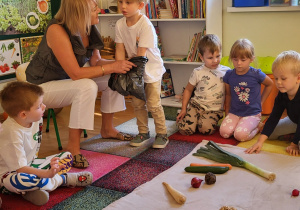 Olek odgaduje za pomocą zmysłu dotyku nieznane warzywo.