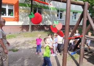 Tymon w trakcie zabawy z elementem skoku "Hop do góry".