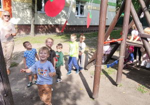 Mikołaj w trakcie zabawy z elementem skoku "Hop do góry".