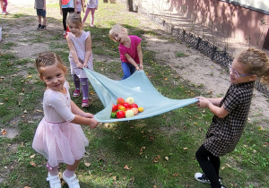 Dzieci w trakcie zabawy ruchowej "Taczka z owocami".