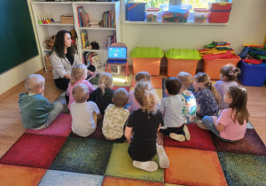 Dzieci w trakcie oglądania filmu edukacyjnego pt. "Gadki z psem".