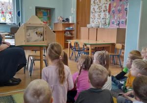 Dzieci oglądają teatrzyk.