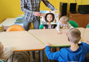 Dzieci podczas zajęć w bibliotece.