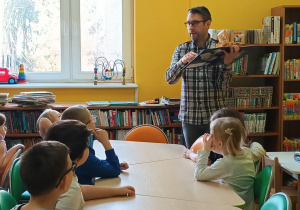 Dzieci podczas zajęć w bibliotece.