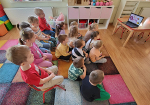 Dzieci w trakcie oglądania filmu edukacyjnego.