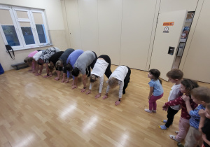 Projekt edukacyjny "Zabawy z elementami Metody Ruchu Rozwijającego Weroniki Sherborne" - zajęcia warsztatowe z rodzicami w grupie Jeżyków - zabawa "Tunel"