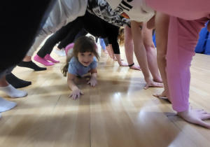 Projekt edukacyjny "Zabawy z elementami Metody Ruchu Rozwijającego Weroniki Sherborne" - zajęcia warsztatowe z rodzicami w grupie Jeżyków - zabawa "Tunel"