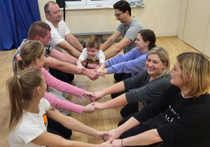 Projekt edukacyjny "Zabawy z elementami Metody Ruchu Rozwijającego Weroniki Sherborne" - zajęcia warsztatowe z rodzicami w grupie Jeżyków - zabawa "Hamak"