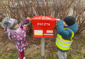 Marysia i Karol wrzucają do skrzynki prawidłowo zaadresowane kartki pocztowe