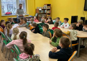 Dzieci słuchają pana bibliotekarza.