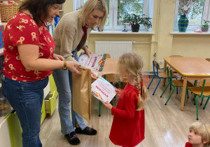 Alicja odbiera dyplom i nagrodę