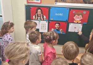 Pedagog omawia z dziećmi sposoby radzenia sobie ze złością.