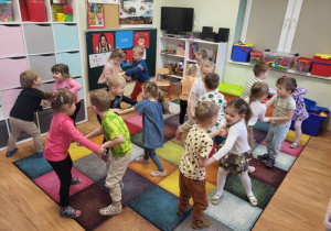 Dzieci tańczą do piosenki "Nie chę Cię, nie chcę Cię znać".