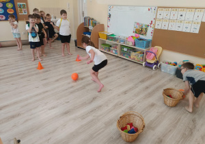 Dzieci podczas zabaw sportowych - wyścigi rzędów.