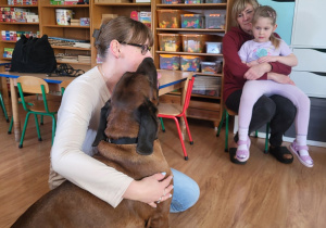 Mama Helenki opowiada dzieciom co psy dzieciom co psy robią w ciągu dnia.