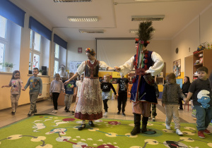 Nauka dzieci podstawowych kroków poloneza.