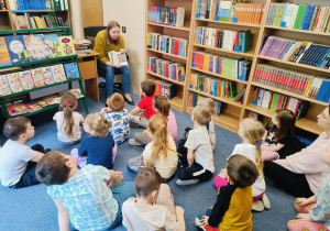 Dzieci podczas zajęć edukacyjnych w bibliotece.