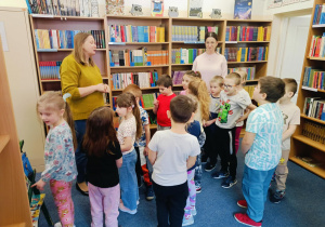 Dzieci podczas zajęć edukacyjnych w bibliotece.