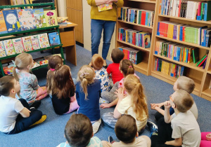 Dzieci podczas zajęć edukacyjnych w bibliotece.