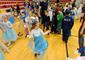 Dzieci podczas zabawy na balu karnawałowym "W zimowej krainie".