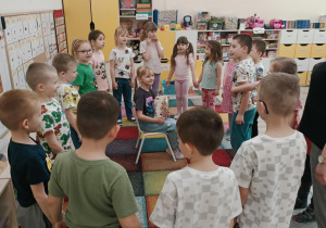 Dzieci śpiewają koleżance "100 lat".