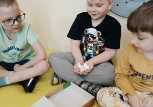 Dzieci grają w grę dydaktyczną "Ranczo".