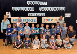 Dzieci z grupy "Zajączki" z nauczycielkami.