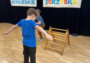 Dzieci pokonują tor przeszkód.