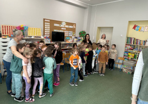 Dzieci podczas zabawy "Zdrowe-niezdrowe"