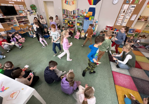 Zabawa w listę zakupów- dzieci zamieniają się miejscami.