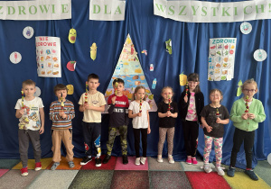 Dzieci pozują z szaszłykami.