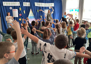 Dzieci podczas zabawy ruchowej przy muzyce.
