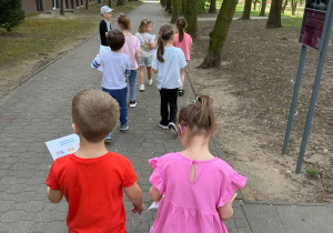 Dzieci na spacerze.