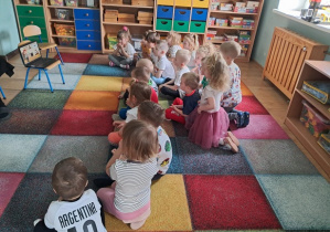 Dzieci oglądają prezentację.