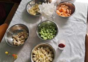 Owoce i warzywa, które dzieci będą próbować.