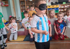 Chłopiec zgaduje jakie otrzymał warzywo.