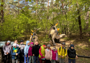 Dzieci na ścieżce dinozaurów.