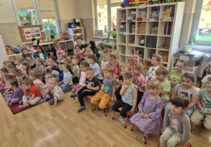 Dzieci oglądają występ