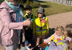 Dzieci podczas rozwiązywania pierwszego zadania.